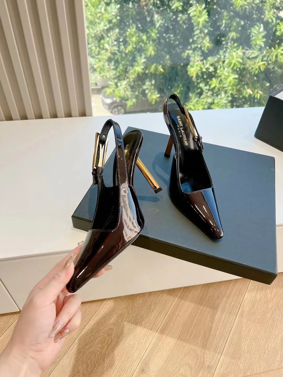 👟👟Ex-factory price 520💯💯Saint Laurent / Saint Laurent Lee metal steel heels. Original open-lasted custom-made 👠 YSL sister’s beautiful high-heeled shoes. They are also the small square toes of the same style as Saint Laurent Rose. The high-heeled shoes are very good at modifying the shape of the feet. The luxurious metal heels. In recent years, SL👟👟factory price has become more and more understanding of women in high-heeled shoes. Yang Shulin’s design impression YSL beautiful high-heeled shoes. Upper: top open edge beads//cow patent leather, sole: genuine leather outsole, heel height: 10cm, size: 35-40 (40) 41 custom code)